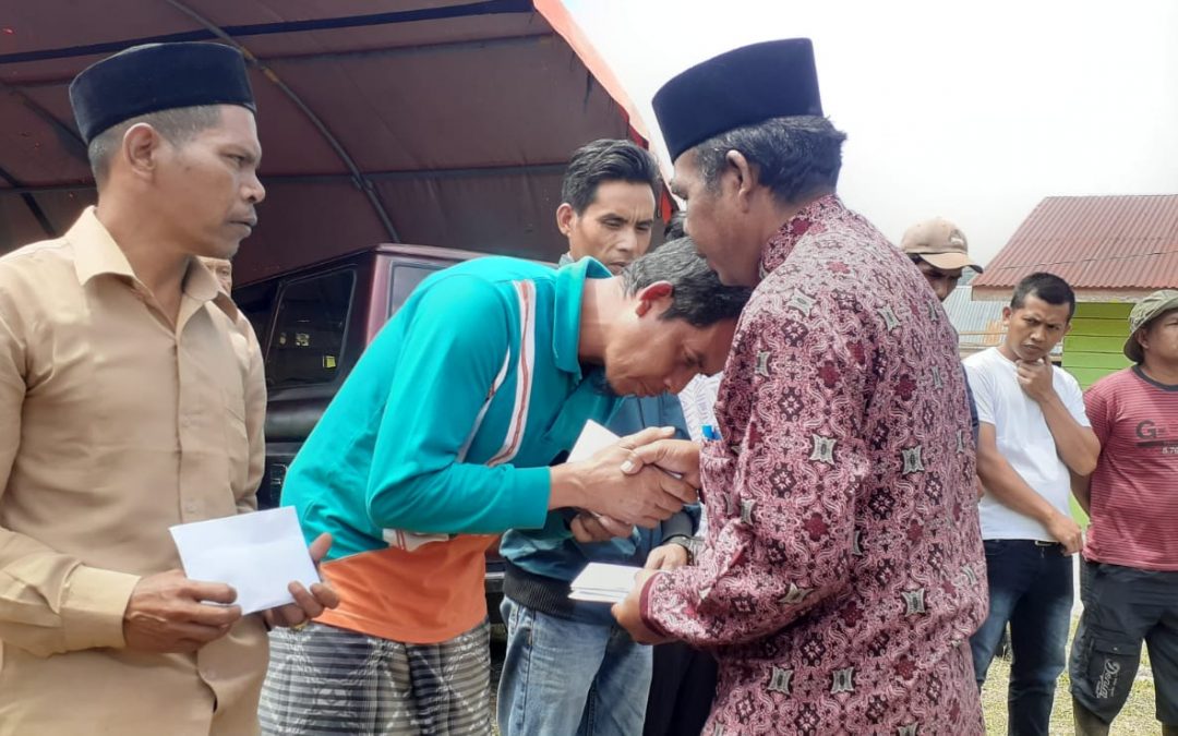Baitul Mal Bener Meriah Berikan Bantuan pada Warga Musibah Angin Puting Beliung di Serule Kayu
